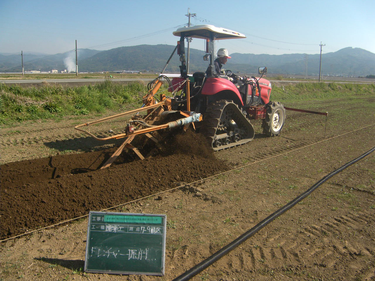 70〜80cmの深度で排水管敷設用の溝(トレンチ)を掘削する様子2
